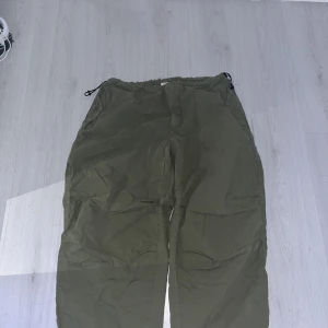 Fina oversized cargo pants - Spik nya cargo byxor från Urban! Bra skick och jätte fina. 