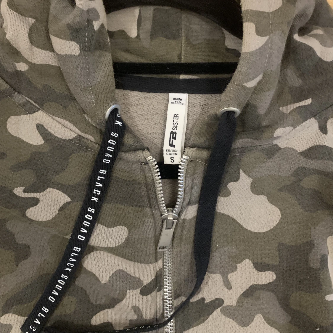 Hoodie, kamouflagemönstrad. S - 91