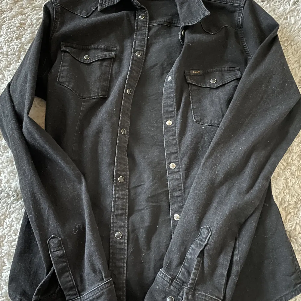 Säljer denna jacka/jeansskjorta från Lee då den aldrig kommer till användning. Kontakta gärna om du har nån fråga💕. Jackor.