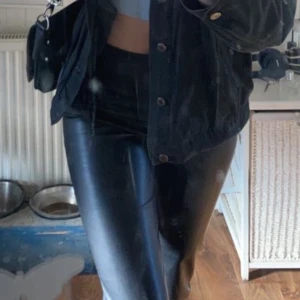 Skinnbyxor! - Fina skinnbyxor från soaked in luxury. Är mycket sparsamt använd, är perfekt i längden på mig som är 170 och har långa ben. De har inga bakfickor utan är mer som tights, sitter fint över låren och sitter lösare ner på benen. 