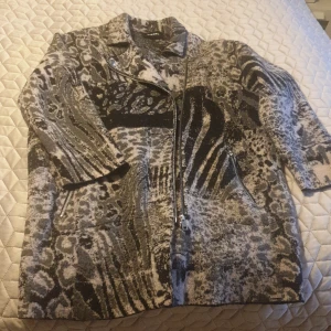 Kappa - En Diesel kappa i leopardmönster som kostade 3000 kr. Köpte den på rea för 1800 ett tag sedan men har inte använt den på typ 4 år nu.