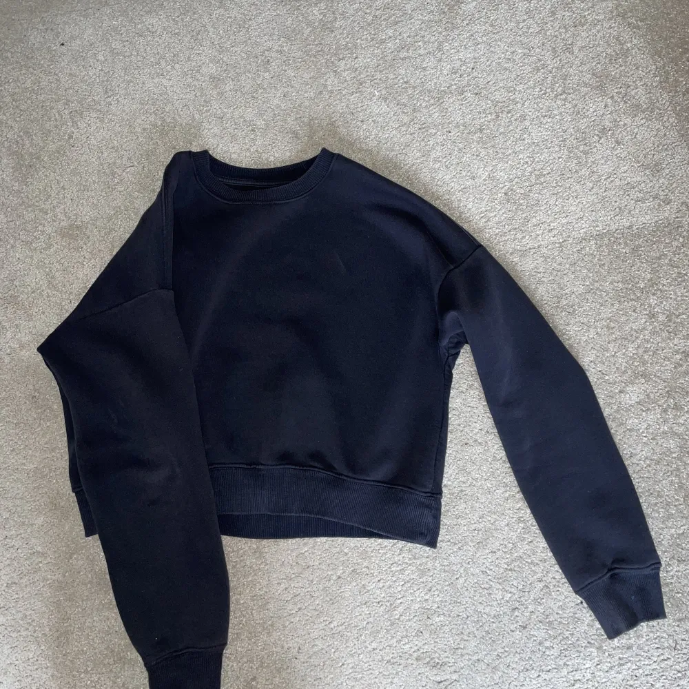 En basic svart sweatshirt från lager 157😊. Tröjor & Koftor.