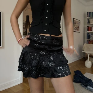 Supersöt svart kjol🥰 - Såå fin svart glansig kjol! Perfekt till utgång😇 Storlek S