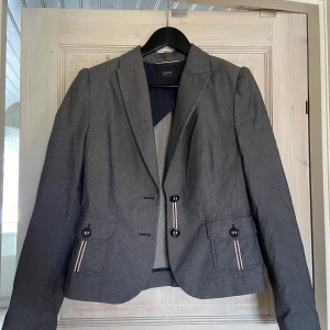 Kavaj - En supersnygg Jack-kavaj men snygga detaljer i storlek M. Pris inkluderar frakt.