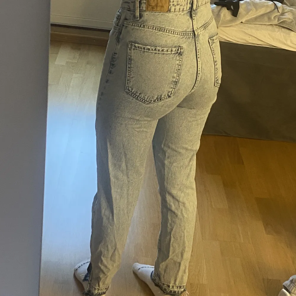 Säljer mina ljusblå jeans från Gina tricot då de är lite för korta på mig. Sitter som 34 brukar göra💞. Jeans & Byxor.