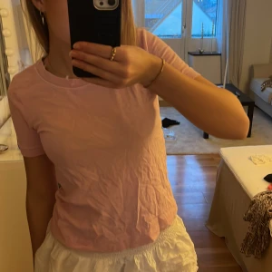 Rosa t-shirt - Fin ljusrosa t-shirt från Zara, nästan helt oanvänd och bra skick:) 60+frakt