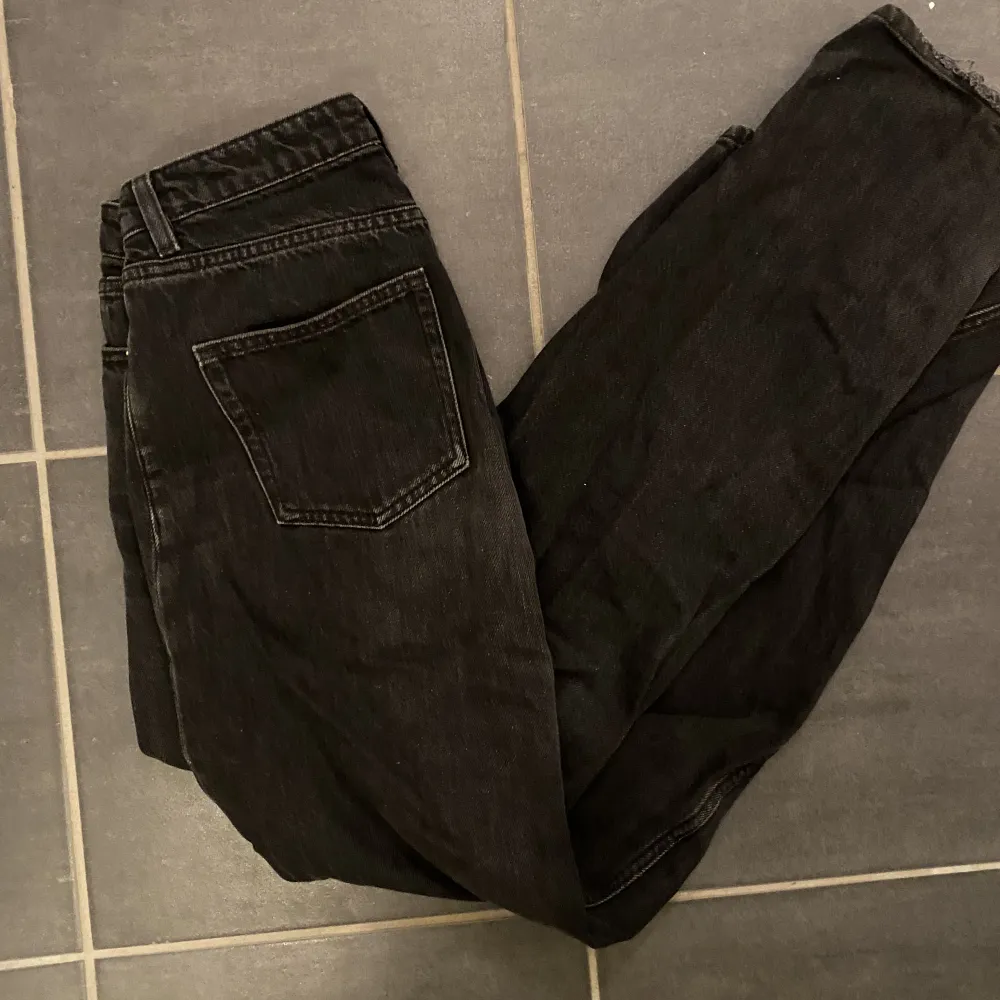 Monkis yoko modell i svart, waist 28, superfina men lite urtvättade 🖤 170+frakt . Jeans & Byxor.