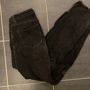 Yoko jeans  - Monkis yoko modell i svart, waist 28, superfina men lite urtvättade 🖤 170+frakt 