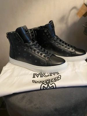 Säljer mcm skor  - Säljer nu mina helt oanvända Mcm high top sneakers då de inte passade.  Skicket är 10/10 då jag enbart har testat dem inomhus, nypris 4500 Storlek Uk 9  Och köparen står för frakt 