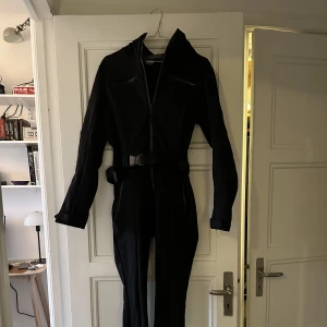 8848 Altitude skiddress - svart - Säljer min snygga skiddress från 8848 Altitude. Den är storlek 38 men passar från S-M. Den är använd 2 gånger och i superfint skick. För bilder hur den ser ut på, skriv. 