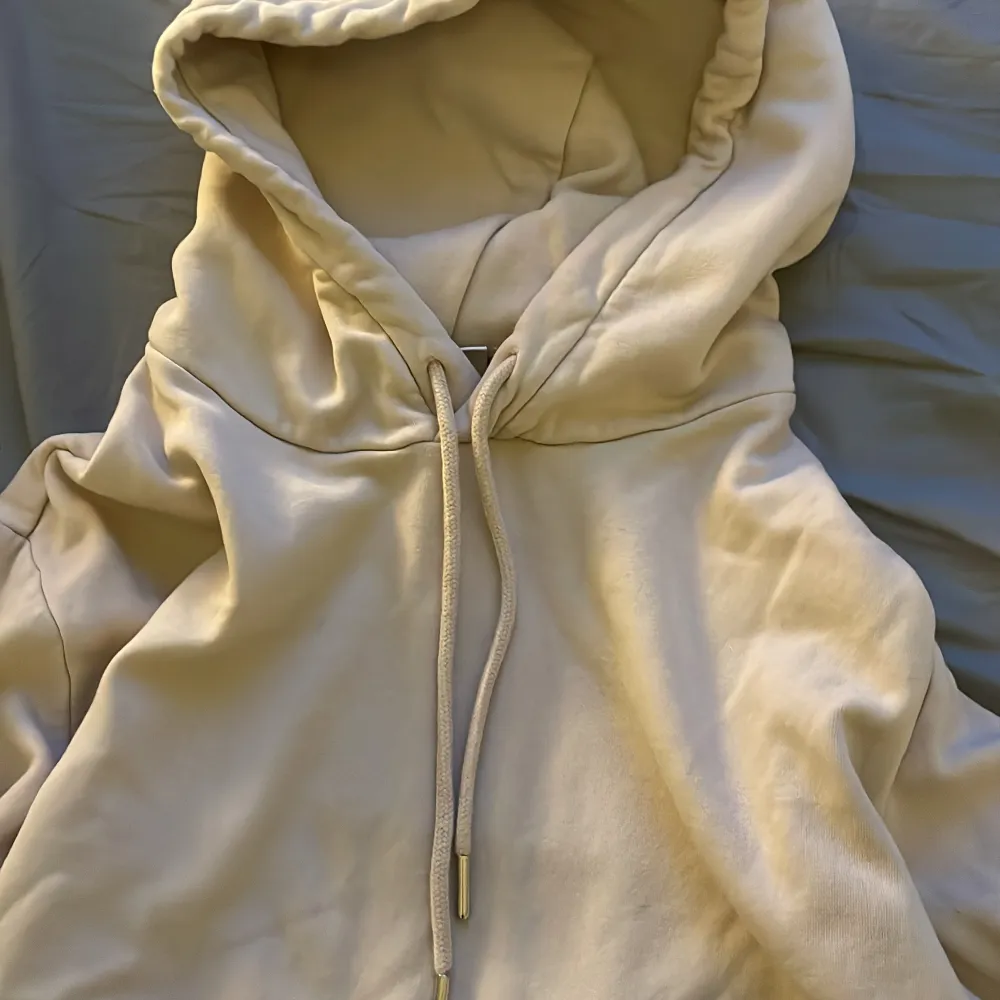 Säljer denna hoodie som jag köpte för 199kr men säljer för 100kr eftersom det inte har kommit till användning❤️❤️den är sjukt snygg och det är inget fel med den alls🫶🏻💗 Kom privat om du vill köpa🫶🏻. Hoodies.