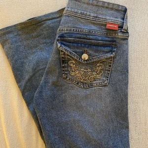 H&M low flared - säljer dessa populära hm jeans eftersom de är lite för stora på mig som ni kan se på bilderna. Har däremot även sytt upp de någon cm och jag är 157, men de är fortfarande lite långa så de skulle även passa någon runt 160. Hör av er för fler bilder!