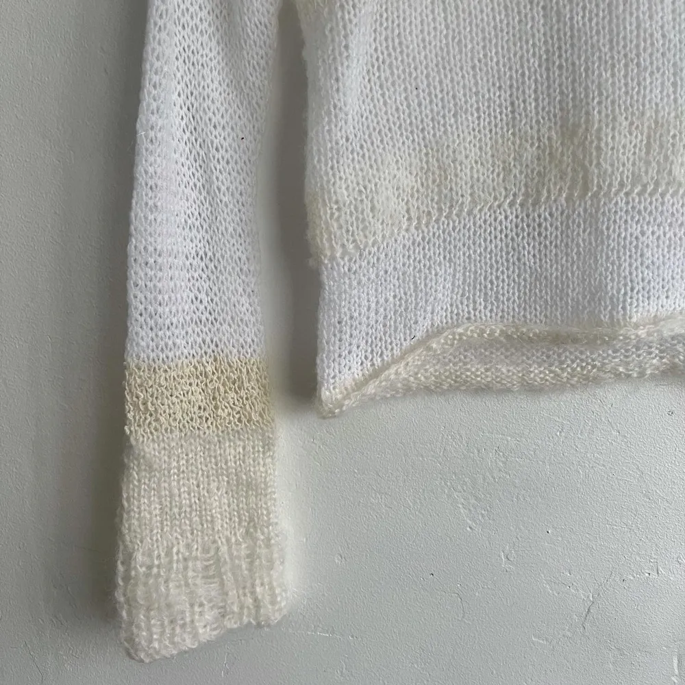 Handstickad tröja i secondhandfyndat vitt garn i olika nyanser och material (bomull, mohair, ull och akryl) storlek s-m. Toppar.