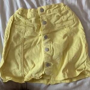 En gul jeans kjol simningen kommer till användning hör hemma då den inte riktigt är min stil. Använt typ 5 gånger där av det billiga priset 