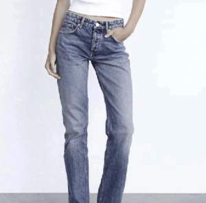 Midrise jeans från zara som passar mig som är 159, bra skick💕Nypris 350!