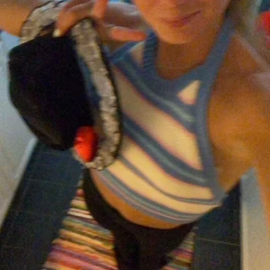 Zara topp - En färgglad zara topp med öppen rygg. Storlek S. Jättefint skick och använd fåtal gånger! Frakt ingår inte i priset! 