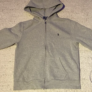 Polo Ralph Lauren zip hoodie - Säljer nu min Ralph lauren zip hoodie eftersom den tyvärr är för liten för mig. Om ni har några frågor är det bara att höra av er :)