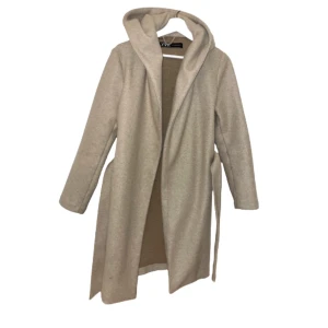 Kappa - Beige kappa från zara med luva och knytskärp i midjan