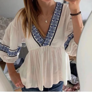 Zara blus❤️ - Superfin zara blus!🙌🏼 Jätte fint skick❤️❤️! BUDGIVNINGEN ÄR ENDAST EN INTRESSEKOLL VAD JAG KAN FÅ FÖR DEN!❤️