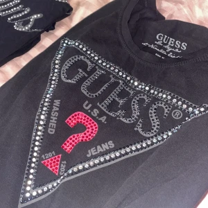 Guess långärmad tröja stl L - Säljer denna fina långärmade guess tröja, använd en gång. Som ny. Stl L 