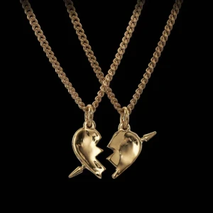 Maria Nilsdotter halsband - Säljer ena halvan av detta super fina och trendiga halsbandet. Jag säljer den del N som har en pil som pekar neråt. Köpte i butik och har ändvänts en del vilket har gjort att guldet försvunnit lite, men inget man tänker på så mycket.❣️