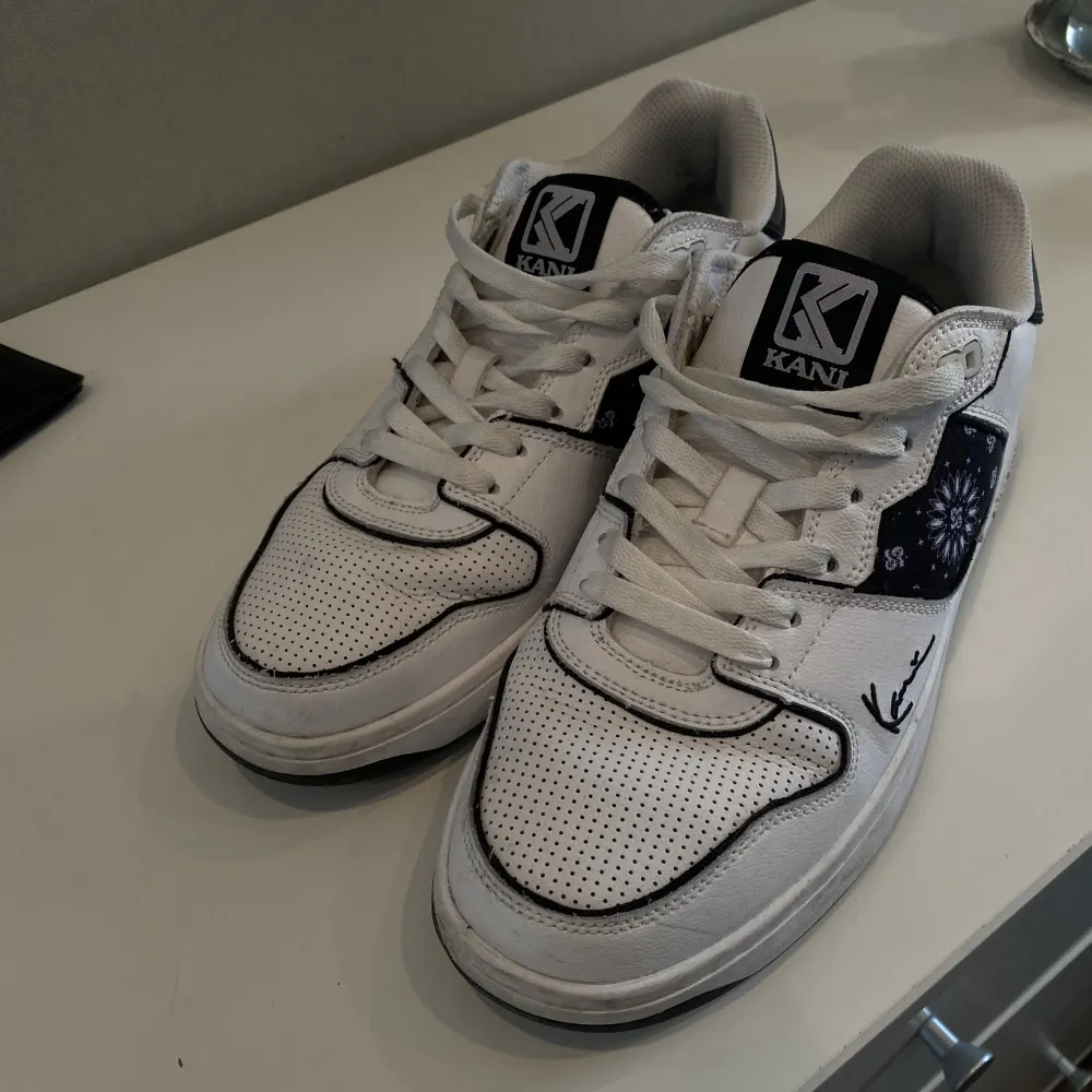 Säljer sneakers pga använder ej. Köpta för 899kr i somras och använda ett fåtal gånger. Inga defekter och knappt använda. Cond 9/10. Skor.