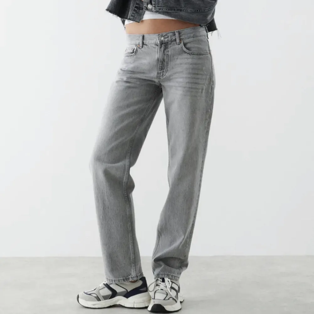 Säljer ett par lågmidjade jeans från Gina Tricot nypris 499kr. Jätte snygga men kommer tyvärr inte till användning. Storlek 36, passar mig som är 175. Jeans & Byxor.