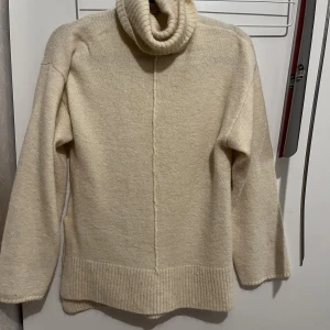 Stickad tröja från Gina - Jättevarm stickad tröja från Gina Tricot i bra skick! Stor i storleken, bra skick❤️