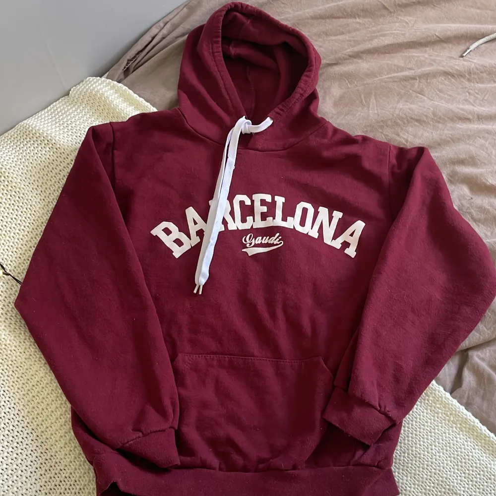 En hoodie som är köpt i barcelona för något år sedan, den är lite mindre i storleken och därmed lite för liten för mig. Jag skulle säga att den är som en xxs om inte mindre. (Det står eu vilken storlek det är, så vet inte exakt). Hoodies.