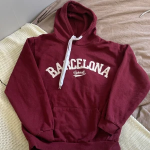 Barcelona hoodie - En hoodie som är köpt i barcelona för något år sedan, den är lite mindre i storleken och därmed lite för liten för mig. Jag skulle säga att den är som en xxs om inte mindre. (Det står eu vilken storlek det är, så vet inte exakt)