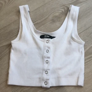 Vitt linne🤍 - Vitt linne från bik bok som jag sytt in banden på