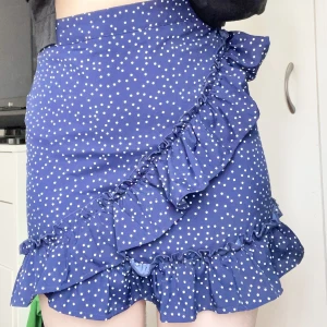 Prickig kjol💙 - Köpt på shein för ca 2 år sedan. Har dragskedja därbak för att stänga💞hör gärna av er!