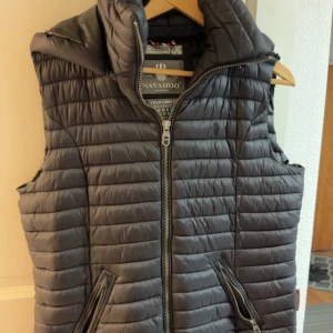 Väst - Säljer min väst, nypris 808kr säljer min för 500 eftersom den är i nyskick men pris kan diskuteras❤️strl Xl men den är liten i storleken så skulle nog säga mer som M/L beror på hur man vill ha den. Kan skicka fler bilder om d skulle behövas🥰