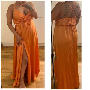 Aprikos/ orange klänning  Finns i storlek Xs-L