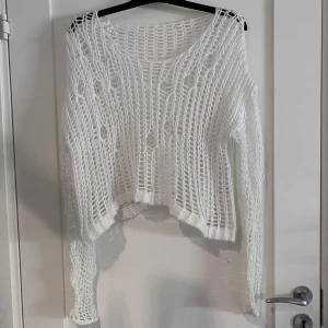 Stickad tröja  - Stickad MJUK (dvs INTE ”sticksig”) vit lite alternativ tröja. Passar M och är liiite oversize.