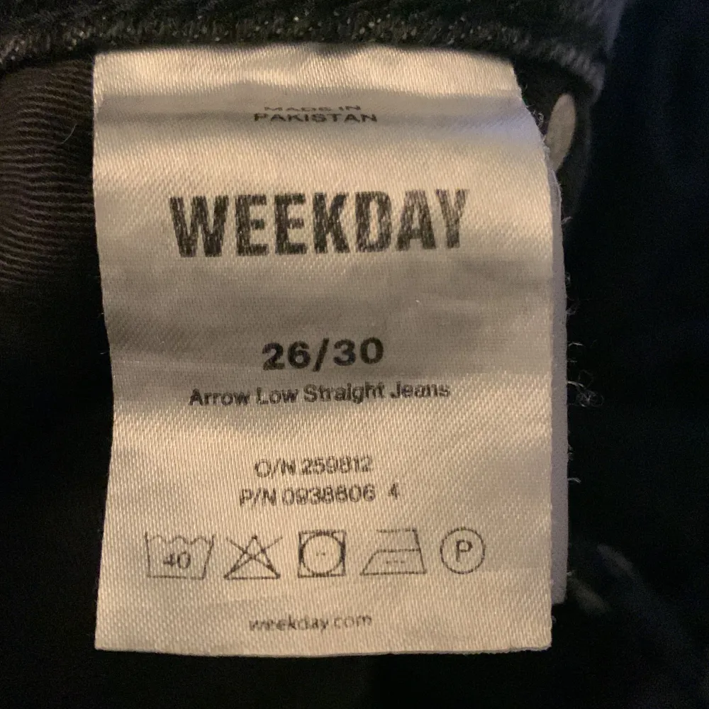 Lågmidjade svarta arrow jeans från weekday, första bilden är lånad. De är i nyskick, skriv för frågor!💗. Jeans & Byxor.