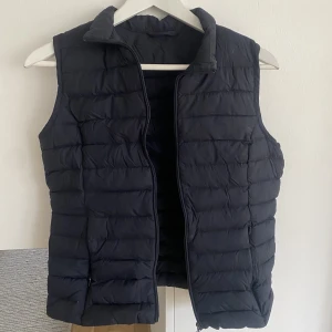 Boomerang väst - Marinblå väst från Boomerang. Västen är i storlek S och är i bra skick