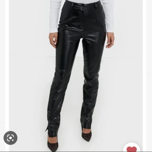 Missguided skinnbyxor - stl 34/xs - Missguided skinnbyxor i stl 34/xs med slit vid fötterna. Aldrig använda. Original pris 400kr 