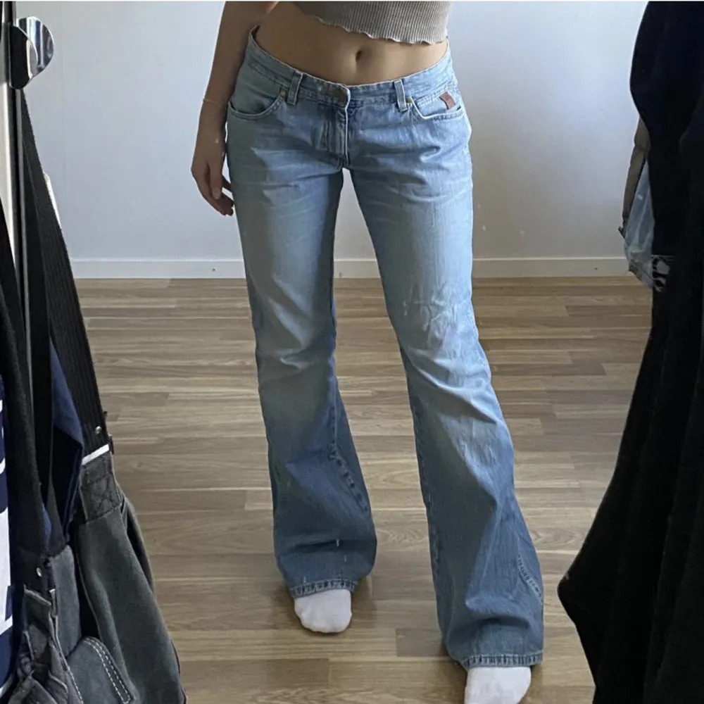 Så snygga lågmidjade bootcut jeans som jag inte använder tyvärr, de sitter bra på mig som brukar ha 38, och är 169 cm!!💕🫶💜💖. Jeans & Byxor.