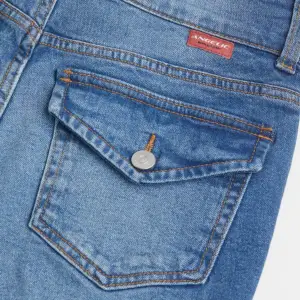 Flared Low Jeans från H&M. Använda 1 gång, så de är som helt nya. Storlek 38. 250kr+frakt, eller mötas upp i Stockholm.