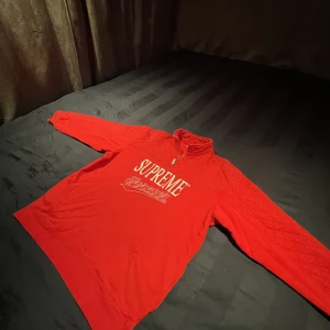 Supreme half zip - Röd tröja från supreme med snygg brodering, stadigt och robust material i bra skick.