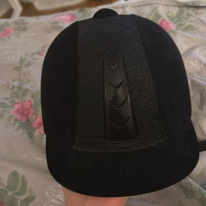 Ridhjälm  - Säljer denna dock jag inte använder den, köpte den för 590 kr. Jätte fin ridhjälm passar perfekt till dig som behöver en för ett rimligt pris!💕