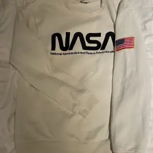 Snygg NASA tröja i färgen cream från H&M. Storlek XS/S, använd fåtal gånger. Priset kan diskuteras, kan både mötas upp i Jönköping och posta. Skriv för fler bilder