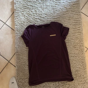 A-Z t-shirt - Inga hål eller fläckar osv  Lite lång för mig som är 177 och normalt bär storlek S  Nypris: 299  Köpare står för frakt