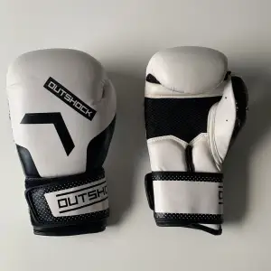 Vita outshock boxnings handskar. Lite slitage på högra tummen, annars jätte bra skick. Paddingen är intakt och som ny! 