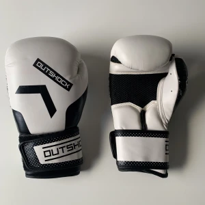Outshock boxnings handskar  - Vita outshock boxnings handskar. Lite slitage på högra tummen, annars jätte bra skick. Paddingen är intakt och som ny! 