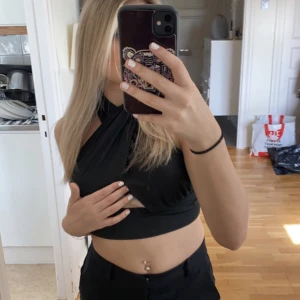 Topp - Svart top från shein perfekt för fest! I gott skick och endast testad. 