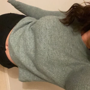 Stickad tröja! - Säljer min gröna stickade tröja då den inte kommer till andvänding längre. Den är Andvänd men fortfarande i fint skick! 50 kr + frakt