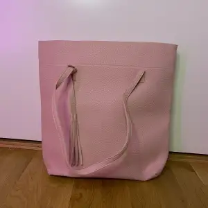 Rosa väska från Dollarstore. Perfekt att ha tex dator i! Aldrig använd 