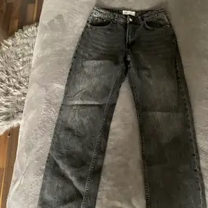 Trendiga midwaist straight jeans från zara.⭐️